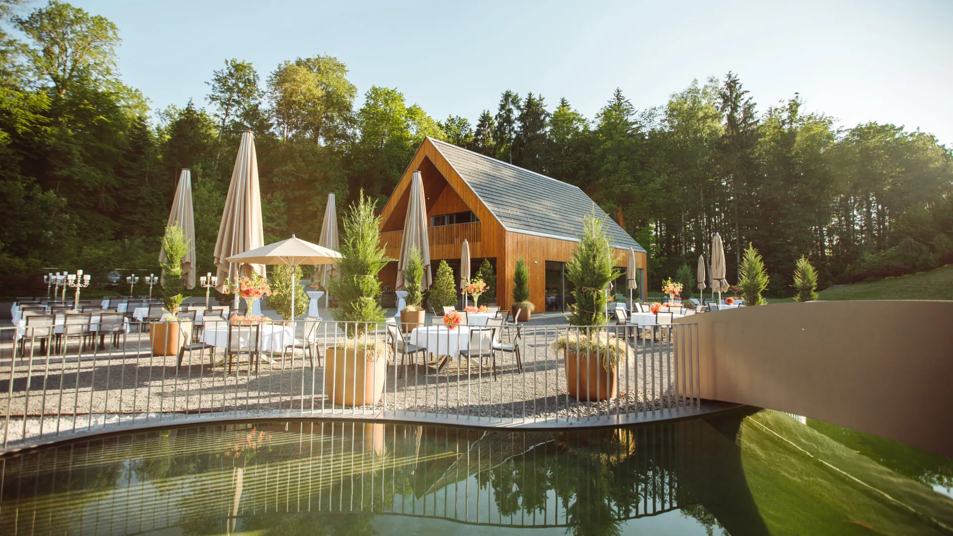 Heuboden — Biotop und Terrasse bei Abendlicht